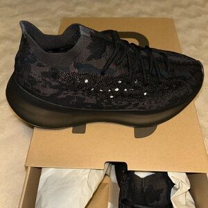 Yeezy onyx men’s 8 nwt.